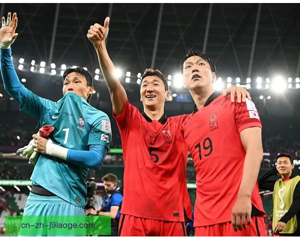 金英权在韩国队三中卫体系中的拖后职责与出球选择